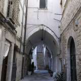Strada San Giuseppe. Qui, nei pressi della chiesa omonima dove ci celebra la messa in latino, alla nostra sinistra si apre l�arco a sesto acuto Notar Morea, dal nome del notaio che visse in questa zona a cavallo tra il XVII e XVIII secolo